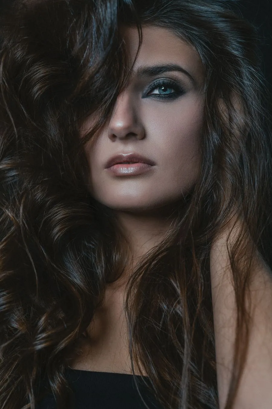 Voluminous brunette waves