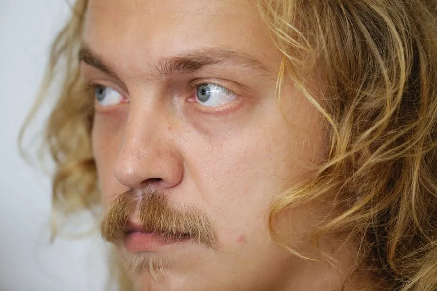 Men's curly textured hair